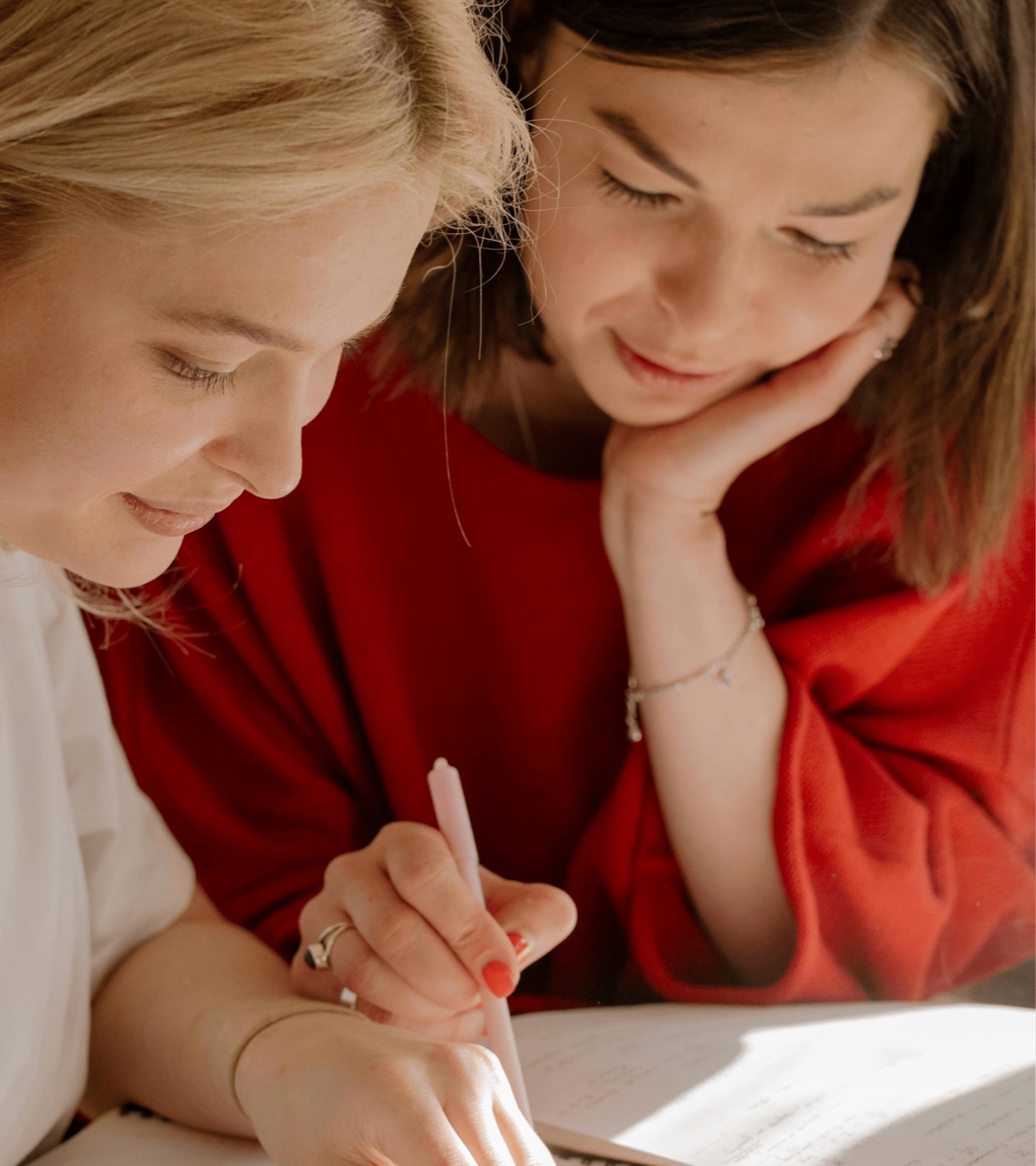 Leerlingen werken samen tijdens studiebegeleiding